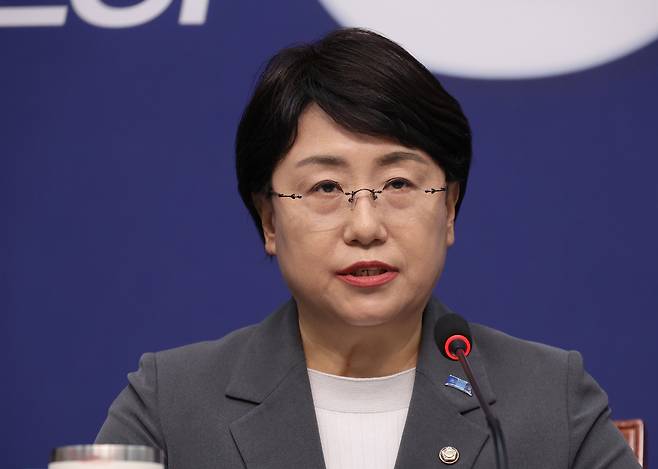 조국혁신당 김선민 당 대표 권한대행이 5일 국회에서 열린 현안 관련 기자간담회에서 당내 성비위 사건과 관련한 입장을 말하고 있다. [연합]