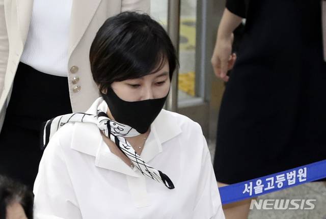[서울=뉴시스] 최진석 기자 = 장시호 씨가 17일 오전 서초구 서울고등법원에서 열린 '국정농단 사건' 관련 파기환송심 1차 공판에 출석하고 있다. 2020.06.17.myjs@newsis.com