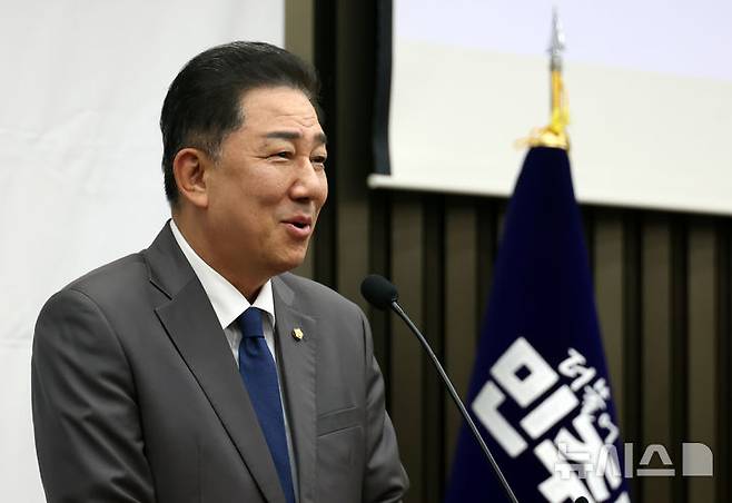 [서울=뉴시스] 고승민 기자 = 김병기 더불어민주당 원내대표가 3일 서울 여의도 국회에서 열린 정책의원총회에서 발언하고 있다. 2025.09.03. kkssmm99@newsis.com