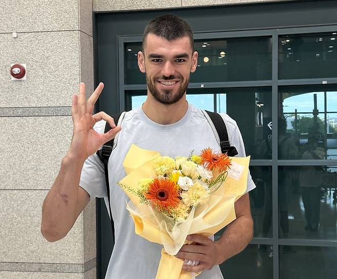 [서울=뉴시스] 남자배구 OK저축은행의 새 외국인 선수 디미타르 디미트로프가 4일 인천국제공항을 통해 입국했다. (사진=OK저축은행 제공) 2025.09.05. *재판매 및 DB 금지