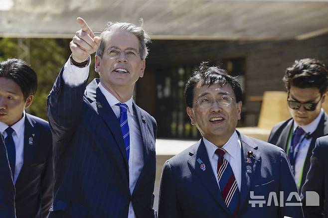 [오사카=AP/뉴시스]지난 7월 19일 일본 오사카에서 열린 오사카·간사이 만국박람회(오사카 엑스포)에 참석한 미국의 스콧 베선트 재무장관(왼쪽)이 미국과의 관세 협상을 담당한 아카자와 료세이 경제재정·재생상을 만나 대화하고 있다. 2025.09.05.