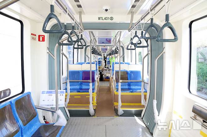 [청주=뉴시스] 강종민 기자 = 위례선(트램) 초도 편성 완성차시험 및 예비주행시험이 5일 충북 청주 한국철도기술연구원 오송시험선 구간에서 진행되고 있다.  위례선은 전기를 공급하는 전차선이 없는 무가선 노면전차로 마천역(5호선)에서 출발해 복정역(8호선·수인분당선)과 남위례역(8호선)을 연결한다. 사진은 위례선 내부 모습. 2025.09.05. ppkjm@newsis.com
