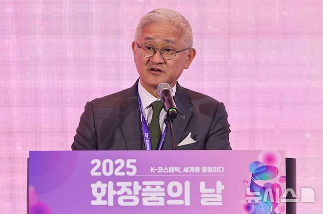 [서울=뉴시스] 권창회 기자 = 서경배 대한화장품협회 회장이 5일 서울 강서구 코엑스 마곡에서 열린 2025 화장품의 날 기념식에서 환영사를 하고 있다. 2025.09.05. kch0523@newsis.com