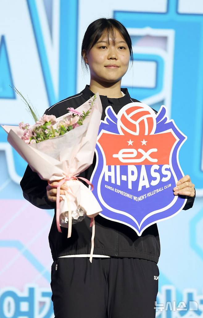 [서울=뉴시스] 김선웅 기자 = 5일 서울 강서구 메이필드 호텔에서 열린 2025-2026 KOVO(한국배구연맹) 여자 신인선수 드래프트에서 1라운드 1순위 한국도로공사의 지명을 받은 중앙여고 이지윤이 기념촬영을 하고 있다. 2025.09.05. mangusta@newsis.com