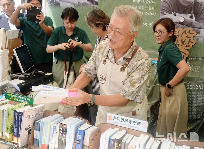 [전주=뉴시스] 김얼 기자 = 문재인 전 대통령이 5일 전북 전주시 한벽문화관 일원에서 열린 '제8회 전주독서대전'에 참석해 시민들에게 책을 설명하고 있다. 문재인 전 대통령은 평산책방 책방지기로 전주독서대전에 참여했다. 2025.09.05. pmkeul@newsis.com