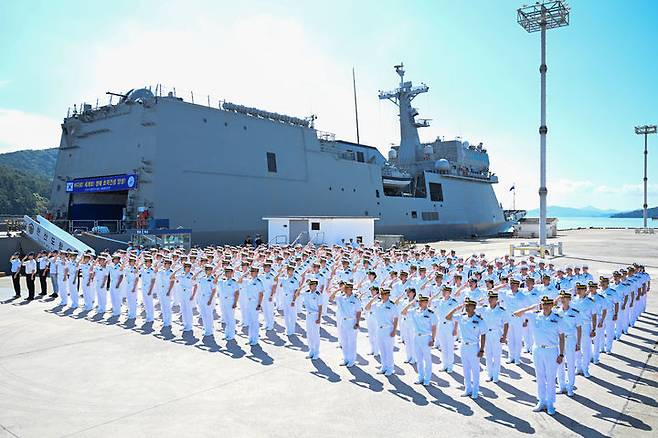 [서울=뉴시스] 9월 5일 진해 군항에서 거행된 2025년 순항훈련전단 환송행사에서 홍상용(준장) 순항훈련전단장을 비롯한 해군사관학교 80기 사관생도와 장병들이 임석상관(해군작전사령관)에게 출항신고 경례를 하고 있다. (사진=해군 제공) 2025.09.05. photo@newsis.com *재판매 및 DB 금지