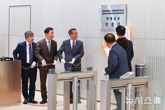 [서울=뉴시스] 배훈식 기자 = 윤석열 전 대통령의 부인 김건희 여사 의혹 관련 사건을 맡은 민중기 특별검사를 비롯한 특검보들이 지난 7월 2일 오전 서울 종로구 KT광화문빌딩 웨스트에 마련된 특검 사무실에서 현판 제막을 하고 있다. 왼쪽부터 문홍주·박상진 특검보, 민중기 특검, 김형근·오정희 특검보, 홍지항 지원단장. (공동취재) 2025.09.05. photo@newsis.com