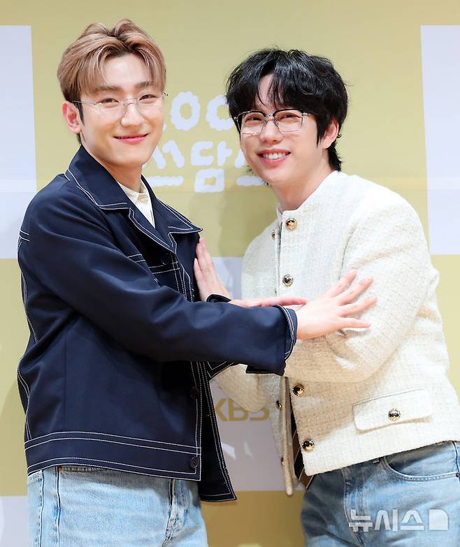 [서울=뉴시스] 김혜진 기자 = 가수 정동환(왼쪽), 권정열이 5일 오후 서울 영등포구 KBS 신관에서 열린 더 시즌즈 KBS2 '더 시즌즈-10cm의 쓰담쓰담' 제작발표회에서 포즈를 취하고 있다. 2025.09.05. jini@newsis.com