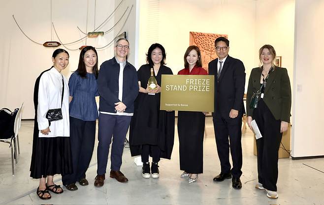 [서울=뉴시스]프리즈 메인섹션 스탠드 프라이즈’시상식.(사진=노루페인트 제공) 2025.09.05. photo@newsis.com *재판매 및 DB 금지