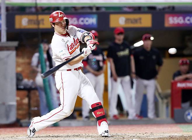 [서울=뉴시스] 프로야구 SSG 랜더스 최정이 28일 인천 SSG랜더스필등에서 열린 2025 신한 쏠뱅크 KBO리그 KIA 타이거즈와의 경기에서 공을 타격하고 있다. (사진=SSG 랜더스 제공) 2025.08.28. *재판매 및 DB 금지