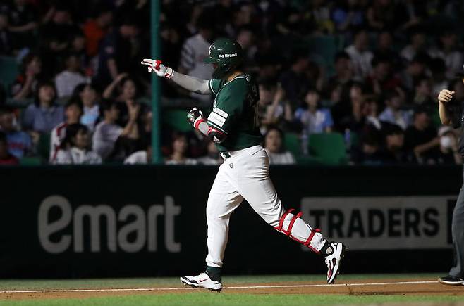 [서울=뉴시스] 프로야구 SSG 랜더스 고명준이 5일 인천 SSG랜더스필드에서 열린 2025 신한 쏠뱅크 KBO리그 롯데 라이언츠와의 경기에서 홈런을 친 뒤 베이스를 돌고 있다. (사진=SSG 랜더스 제공) 2025.09.05. *재판매 및 DB 금지