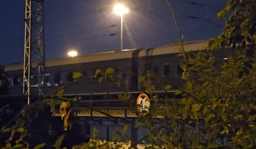 베이징 떠나는 김정은 북한 국무위원장 열차 4일 오후 베이징역에서 김정은 북한 국무위원장이 탑승한 열차가 이동하고 있다. [연합뉴스TV 제공]