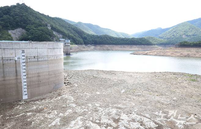 강원 강릉시 오봉저수지 일대 하천의 바닥이 드러나 있다. 강릉=류영주 기자