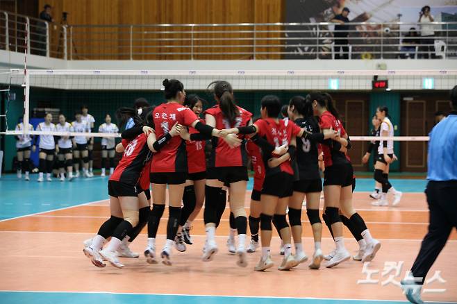 제36회 CBS배 중고배구대회에서 여고부 우승을 차지한 근영여고 선수들이 기뻐하는 모습. 노컷뉴스