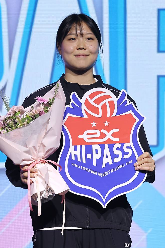 5일 서울 강서구 메이필드 호텔에서 열린 2025-2026 KOVO 여자 신인 선수 드래프트에서 한국도로공사에 1라운드 1순위로 지명을 받은 중앙여고 이지윤이 기념 촬영을 하고 있다. 연합뉴스