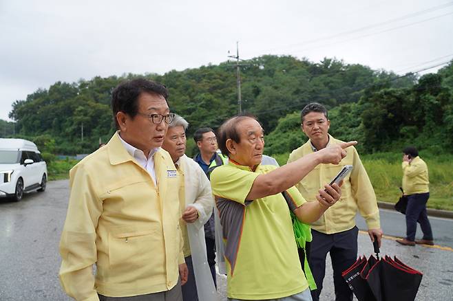 손병복 울진군수가 집중호우 피해 현장을 점검하고 있다. 울진군 제공