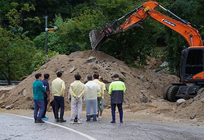 손병복 울진군수가 매화 신흥리 도로유실 현장을 살펴보고 있다. 울진군 제공