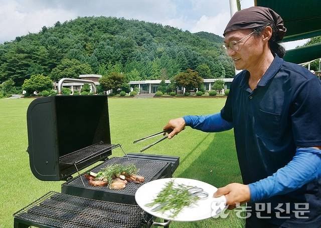 야외에서는 초록빛 풍광을 감상하며 바비큐를 즐길 수 있다.
