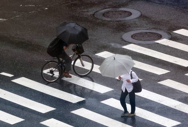 비가 내린 4일 서울 을지로입구역 인근에서 시민들이 우산을 쓰고 길을 건너고 있다. 연합뉴스