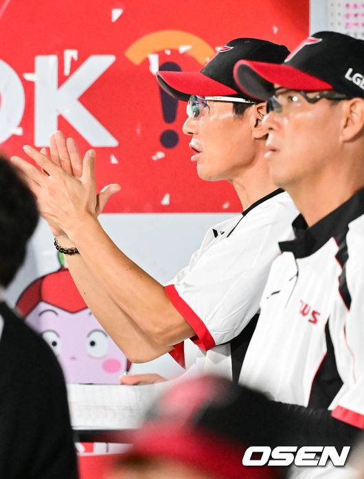 [OSEN=수원, 박준형 기자]  4일 오후 수원 KT 위즈 파크에서 ‘2025 신한 SOL BANK KBO리그’ KT 위즈와 LG 트윈스의 경기가 진행됐다. 이날 경기 KT는 문용익을, LG는 송승기를 선발투수로 내세웠다.8회말 LG 염경엽 감독이 박수 치며 선수들을 독려하고 있다.   2025.09.04 / soul1014@osen.co.kr