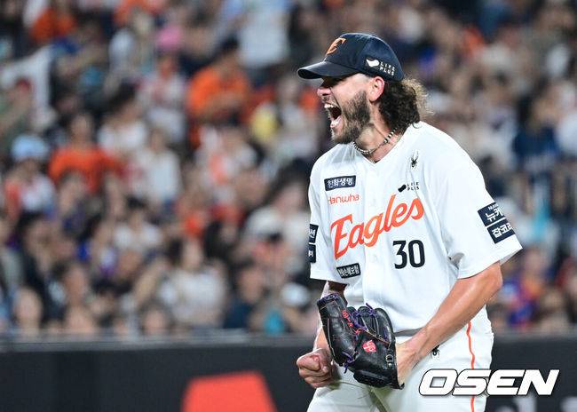 [OSEN=대전, 최규한 기자] 3일 대전 한화생명볼파크에서 ‘2025 신한 SOL Bank KBO리그’ 한화 이글스와 NC 다이노스의 경기가 열렸다.홈팀 한화는 코디 폰세, 방문팀 NC는 신민혁을 선발로 내세웠다.6회초 NC 공격을 삼자범퇴로 막아낸  한화 선발 코디 폰세가 더그아웃으로 향하며 포효하고 있다. 2025.09.03 / dreamer@osen.co.kr