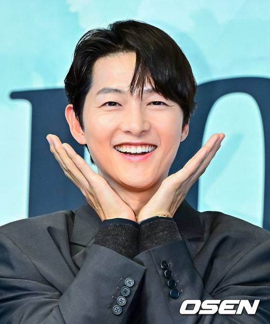 [OSEN=지형준 기자] 4일 오후 서울 구로구 신도림동 더링크서울 호텔에서 JTBC&nbsp;새 금요시리즈&nbsp;‘마이 유스’ 제작발표회가 열렸다.오는&nbsp;5일&nbsp;첫 방송되는&nbsp;‘마이 유스’(극본 박시현,&nbsp;연출 이상엽·고혜진)는 남들보다 늦게 평범한 삶을 시작한 선우해(송중기 분)와 뜻하지 않게 첫사랑의 평온을 깨뜨려야 하는 성제연(천우희 분)의 감성 로맨스를 그린다.배우 송중기가 포토타임을 하고 있다. 2025.09.04 /jpnews@osen.co.kr