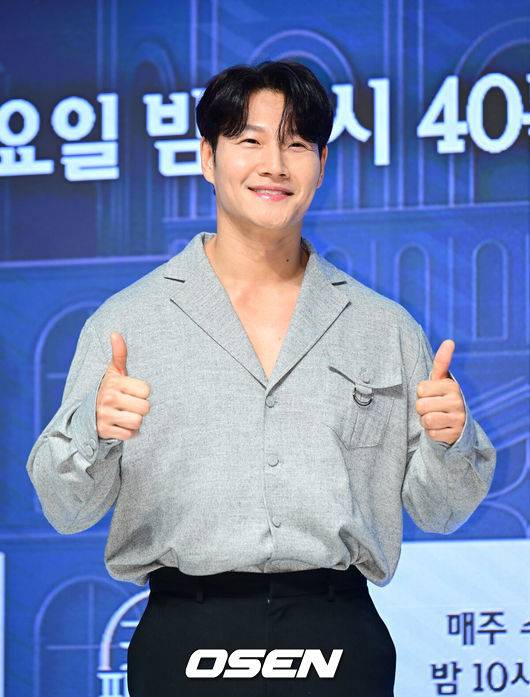 [OSEN=김성락 기자] 4일 오전 서울 강남구 엘리에나 호텔에서 Mnet '커플팰리스2' 제작발표회가 열렸다. 완벽한 결혼 상대를 찾는 싱글남녀들을 위한 대규모 커플 매칭 서바이벌로, ‘결혼정보회사(결정사)’ 못지않은 극사실적 매칭 시스템을 통해 평생을 함께하고 싶은 동반자를 찾는 스토리를 담아낸다.가수 김종국이 포즈를 취하고 있다. 2025.02.04 / ksl0919@osen.co.kr