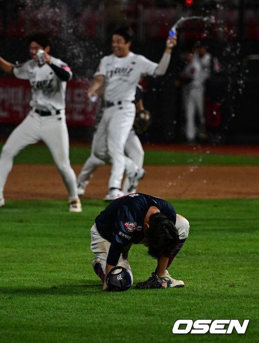 [OSEN=수원, 조은정 기자]KT가 난타전 끝 롯데를 잡고 5강권에 진입했다.&nbsp;프로야구 KT 위즈는 3일 수원KT위즈파크에서 열린 2025 신한 SOL뱅크 KBO리그 롯데 자이언츠와의 시즌 마지막 맞대결(16차전)에서 9-8 짜릿한 끝내기승리를 거뒀다.&nbsp;9회말 1사 만루 롯데 3루수 박찬형이 KT 장진혁 땅볼 때 악송구로 끝내기 주자의 득점을 내준 뒤 아쉬워하고 있다. 2025.09.03 /cej@osen.co.kr