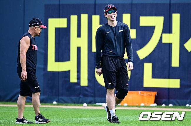 [OSEN=잠실, 조은정 기자]29일 오후 서울 잠실구장에서 ‘2025 신한 SOL Bank KBO리그’ LG 트윈스와 키움 히어로즈의 경기가 열린다.홈팀 LG는 임찬규, 방문팀 키움은 정현우를 선발로 내세웠다.무릎 부상으로 재활 중인 LG 홍창기가 9월 중 복귀를 목표로 훈련을 하고 있다. 2025.08.29 /cej@osen.co.kr