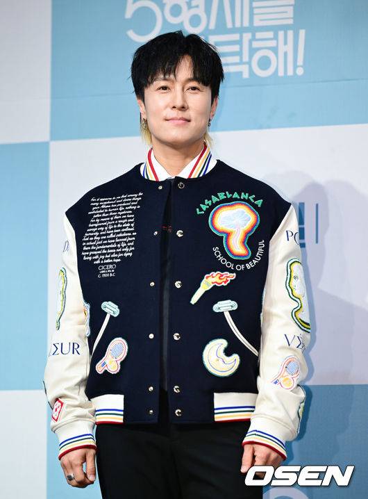 [OSEN=김성락 기자] 22일 오후 서울 구로구 라마다 신도림 호텔에서 KBS2 새 수목드라마 '독수리 5형제를 부탁해!' 제작발표회가 열렸다. 이날 행사에는 최상열 감독, 배우 엄지원, 안재욱, 최대철, 김동완, 윤박, 이석기, 박효주, 유인영이 참석했다. 배우 김동완이 포즈를 취하고 있다. 2025.01.22 / ksl0919@osen.co.kr