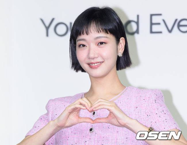 [OSEN=이대선 기자] 5일 서울 중구 엠베서더 서울 풀만 호텔에서 넷플릭스 시리즈 '은중과 상연' 제작발표회가 열렸다. '은중과 상연'은 매 순간 서로를 가장 좋아하고 동경하며, 또 질투하고 미워하며 일생에 걸쳐 얽히고설킨 두 친구, 은중과 상연의 모든 시간들을 마주하는 이야기를 그린 넷플릭스 시리즈다. 배우 김고은이 포토타임을 가지고 있다. 2025.09.05 /sunday@osen.co.kr