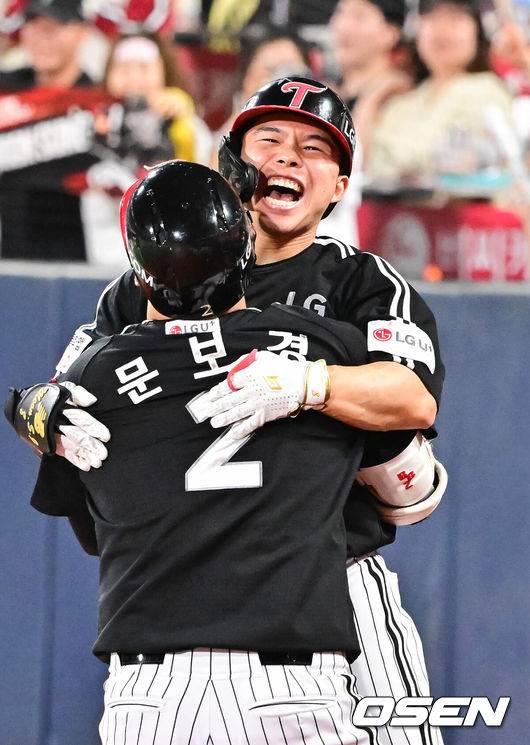 [OSEN=수원, 박준형 기자]  4일 오후 수원 KT 위즈 파크에서 ‘2025 신한 SOL BANK KBO리그’ KT 위즈와 LG 트윈스의 경기가 진행됐다. 이날 경기 KT는 문용익을, LG는 송승기를 선발투수로 내세웠다.8회초 1사 만루 LG 문성주가 역전 만루홈런을 날리고 문보경과 포옹을 하고 있다.   2025.09.04 / soul1014@osen.co.kr