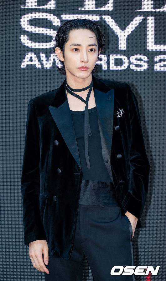 [OSEN=민경훈 기자] 17일 오후 서울 성수동 에스팩토리에서 엘르 스타일 어워즈 포토콜 행사가 열렸다.이 자리에는 배우 하정우, 이하늬, 이제훈, 고민시, 안보현, 임지연, 이수혁, 가수 CL, 성시경, 장기하, 에이티즈 산, 가수 겸 배우 혜리 등이 참석했다.배우 이수혁이 포즈를 취하고 있다. 2024.10.17 / rumi@osen.co.kr