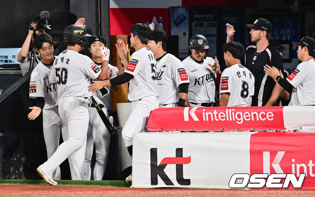 강백호 홈런을 축하하는 동료들./OSEN DB