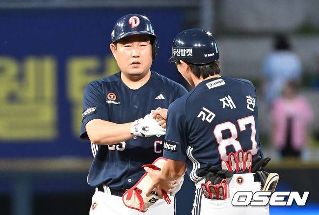 [OSEN=창원, 이석우 기자] 5일 창원NC파크에서 2025 신한 SOL 뱅크 KBO 리그 NC 다이노스와 두산 베어스의 경기가 열렸다. 홈팀 NC는 로건이, 방문팀 두산은 잭로그가 선발 출전했다. 두산 베어스 양의지가 2회초 좌익수 왼쪽 2루타를 치고 하이파이브를 하고 있다. 2025.09.05 / foto0307@osen.co.kr