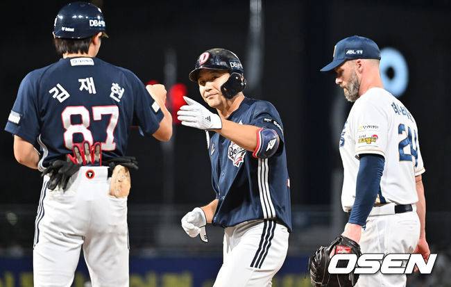 [OSEN=창원, 이석우 기자] 5일 창원NC파크에서 2025 신한 SOL 뱅크 KBO 리그 NC 다이노스와 두산 베어스의 경기가 열렸다. 홈팀 NC는 로건이, 방문팀 두산은 잭로그가 선발 출전했다. 두산 베어스 박계범이 7회초 1사 중견수 오른쪽 안타를 치고 하이파이브를 하고 있다. 2025.09.05 / foto0307@osen.co.kr