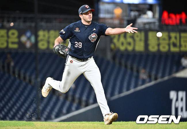 [OSEN=창원, 이석우 기자] 5일 창원NC파크에서 2025 신한 SOL 뱅크 KBO 리그 NC 다이노스와 두산 베어스의 경기가 열렸다. 홈팀 NC는 로건이, 방문팀 두산은 잭로그가 선발 출전했다. 두산 베어스 잭로그가 5회말 2사 만루 NC 다이노스 권희동의 투수 앞 타구를 잡아 1루에 던지고 있다. 2025.09.05 / foto0307@osen.co.kr