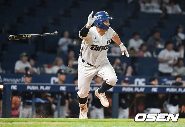 [OSEN=창원, 이석우 기자] 5일 창원NC파크에서 2025 신한 SOL 뱅크 KBO 리그 NC 다이노스와 두산 베어스의 경기가 열렸다. 홈팀 NC는 로건이, 방문팀 두산은 잭로그가 선발 출전했다. NC 다이노스 오영수가 8회말 1사 2루 우익수 왼쪽 동점 1타점 안타를 치고 있다. 2025.09.05 / foto0307@osen.co.kr