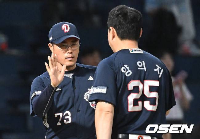 [OSEN=창원, 이석우 기자] 5일 창원NC파크에서 2025 신한 SOL 뱅크 KBO 리그 NC 다이노스와 두산 베어스의 경기가 열렸다. 홈팀 NC는 로건이, 방문팀 두산은 잭로그가 선발 출전했다. 두산 베어스 조성환 감독 대행이 연장 10회말 9-3으로 승리 후 양의지와 기쁨을 나누고 있다. 2025.09.05 / foto0307@osen.co.kr