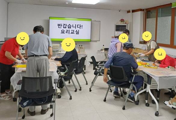 ▲어르신들이 사회복지관에서 김밥을 만들고 있다. ⓒ정읍시