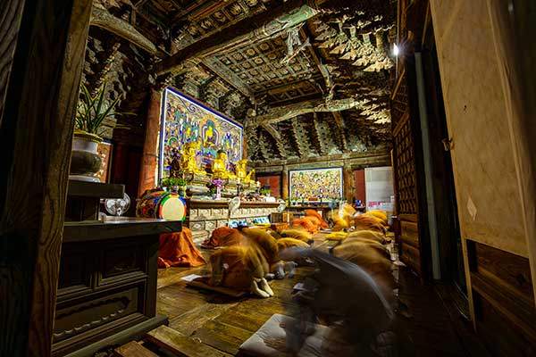 대웅보전에서 드리는 108배. 새벽예불은 필수 참여다.