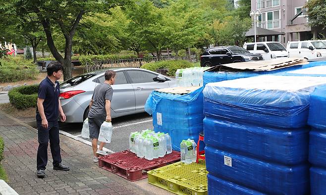 극심한 가뭄이 이어지는 4일 강원 강릉 교1동 한 아파트에서 주민이 지원받은 생수를 옮기고 있다. 연합뉴스