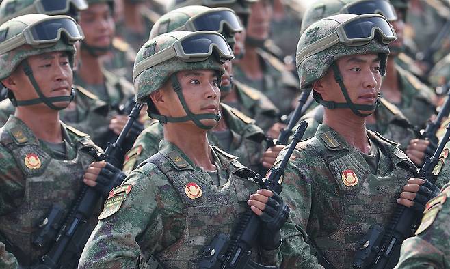 중국군 장병들이 지난 3일 베이징 텐안먼 광장에서 열린 제2차 세계대전 승전 80주년 열병식에서 행진을 하고 있다. 신화·연합뉴스