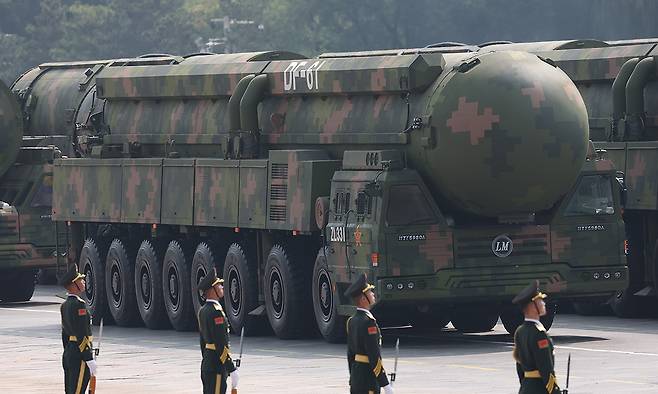 대륙간탄도미사일(ICBM) DF-61이&nbsp;지난 3일 베이징 텐안먼 광장에서 열린&nbsp;제2차 세계대전 승전 80주년 열병식에 등장하고&nbsp;있다. 신화·연합뉴스
