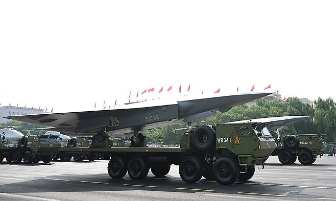 중국의 신형 무인전투기들이 지난 3일 베이징 텐안먼 광장에서 열린 제2차 세계대전 승전 80주년 열병식에서 행진을 하고 있다. 신화·연합뉴스