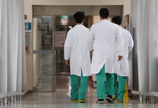 의대 정원에 반발해 병원을 떠났던 사직 전공의 상당수가 1일 업무 현장에 복귀했다. 이날 서울 시내 한 대형병원에서 의료진이 이동하고 있다. 2025.9.1 연합뉴스