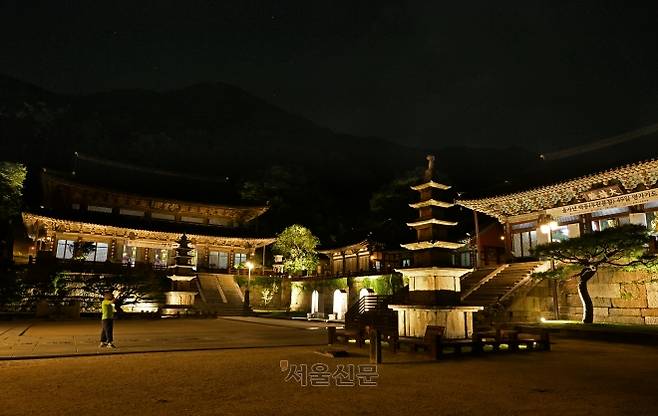 지리산에 안긴 전남 구례 화엄사 전경. 보제루 오른쪽의 승방에서 본 모습이다. 왼쪽 건물이 각황전, 오른쪽이 대웅전(이상 국보)이다. 이 사진 안에만 국보, 보물 등 국가 유산이 최소 6점이다.