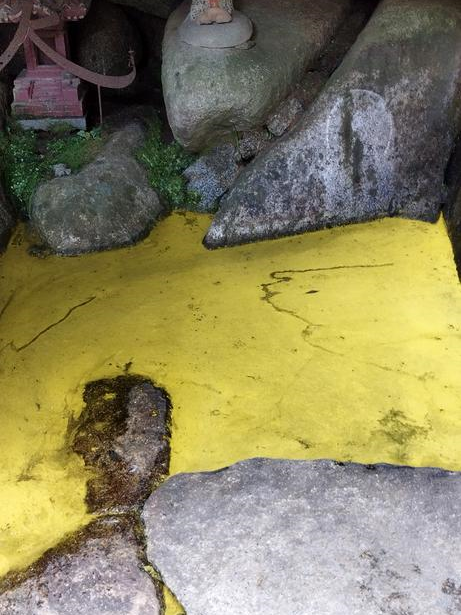 일본 후쿠시마현 모토미야시 이와츠노산(岩角山)에 있는 사찰 간카쿠지(岩角寺) 샘물에서 ‘금화수’(金花水) 현상이 나타난 모습. 엑스(@ty2amki) 캡처
