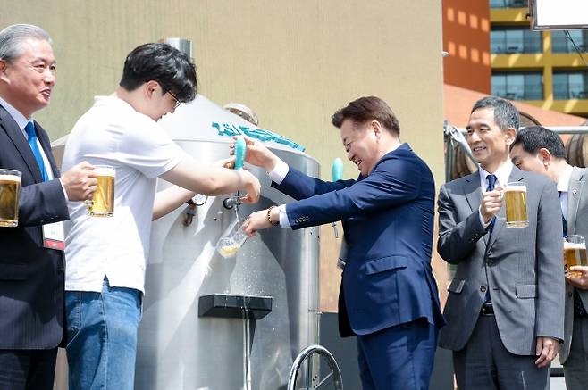 지난해 4월 제주국제컨벤션센터에서 열린 ‘제주 식품대전 with 한중일 맥주축제’때의 모습. 제주도 제공