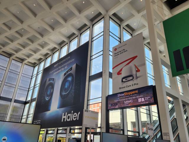 4일(현지시간) 유럽 최대 가전박람회 IFA 2025가 열리는 메세 베를린 건물 안에 중국 하이얼과 로보락 광고 현수막이 나란히 걸려있다. 노우리 기자